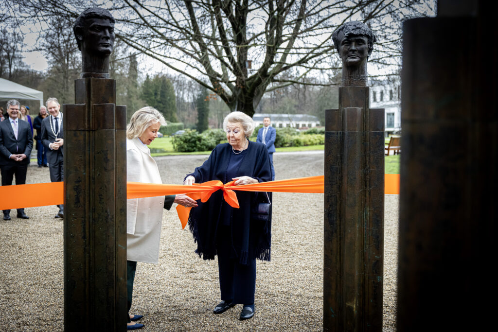 Afbeelding bij H.K.H. Prinses Beatrix onthult het monument Koninklijk Gezin van Arthur Spronken in Park van Paleis Soestdijk